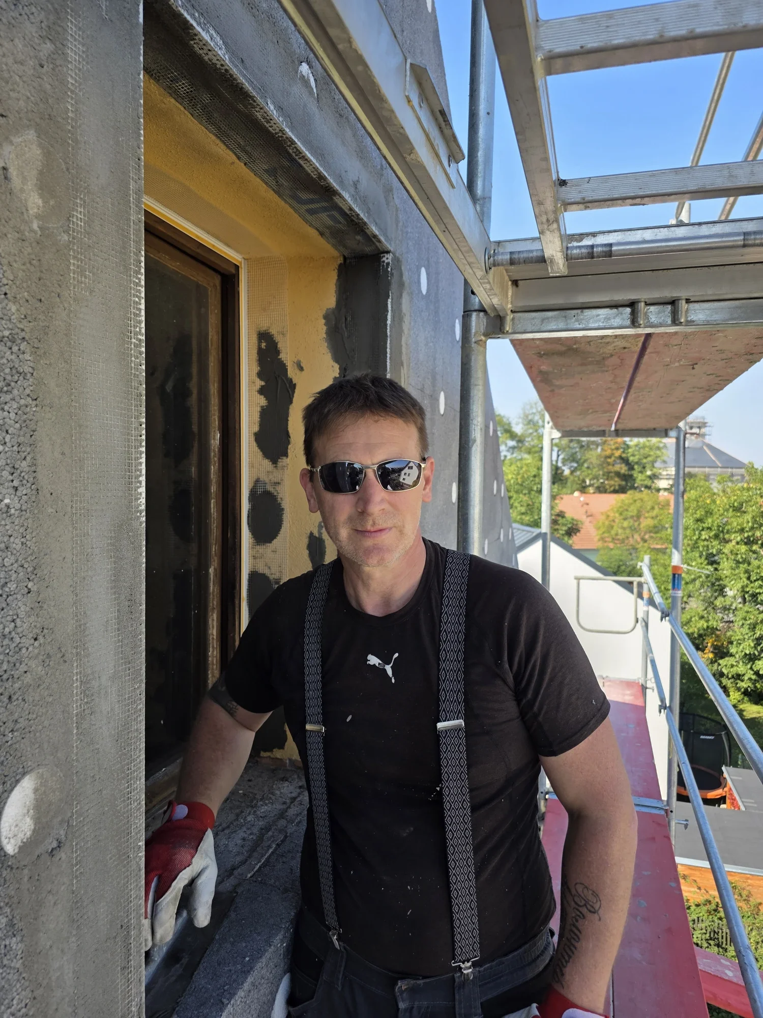 Petr Lehnert při práci na zateplení fasády